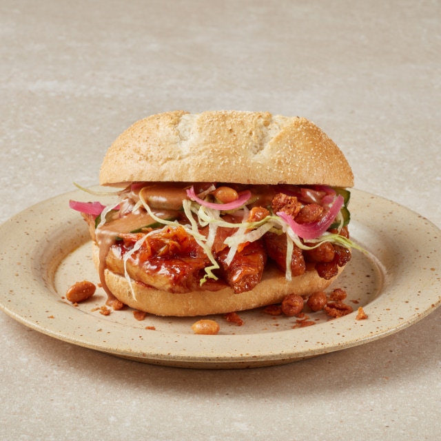 Broodje hete kip met pindadressing